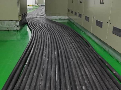 会宁如何根据理论计算公式计算温度对特定电压测量结果的影响？